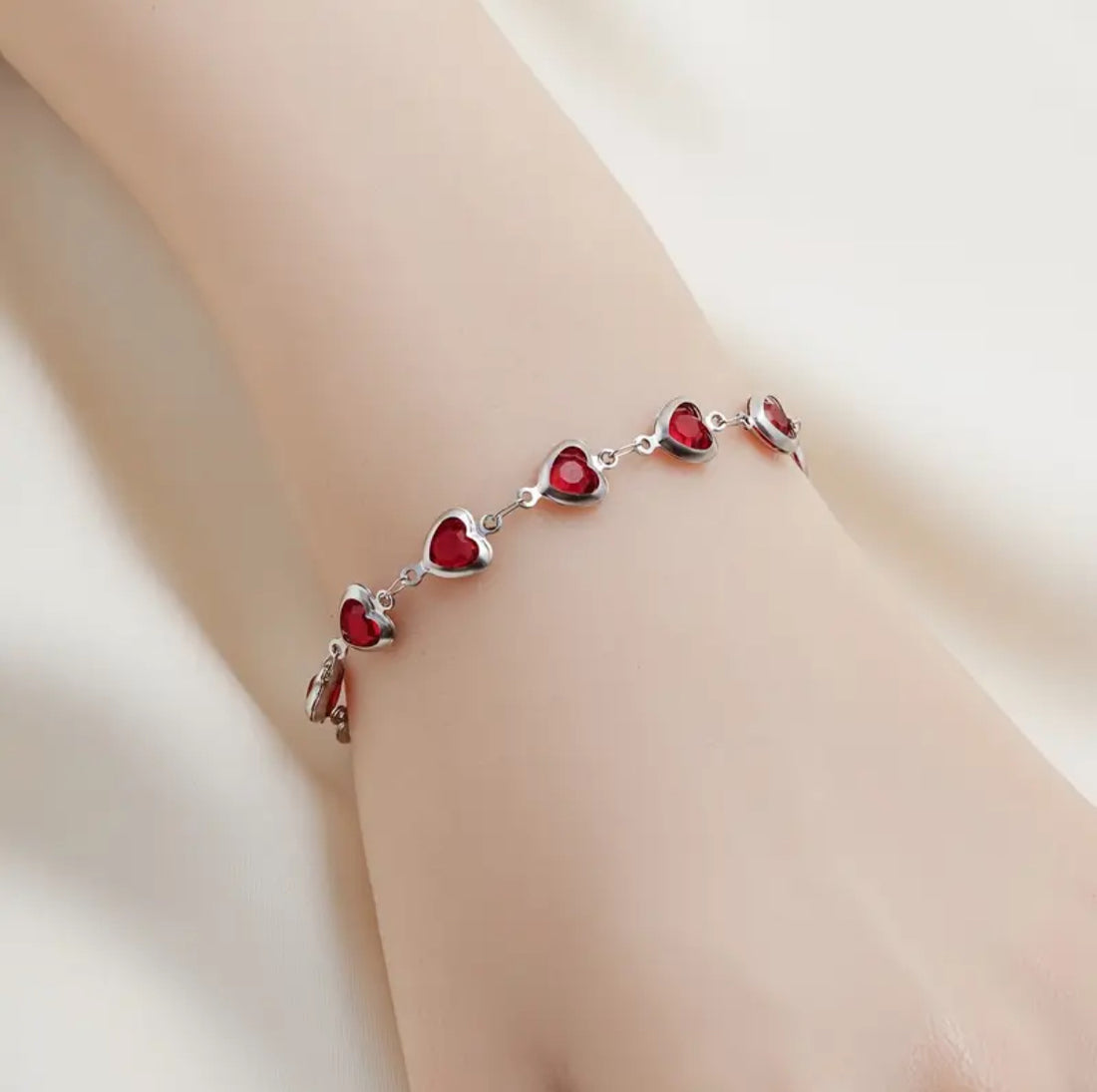 Kırmızı Taşlı Lovely Gümüş Renk Bileklik