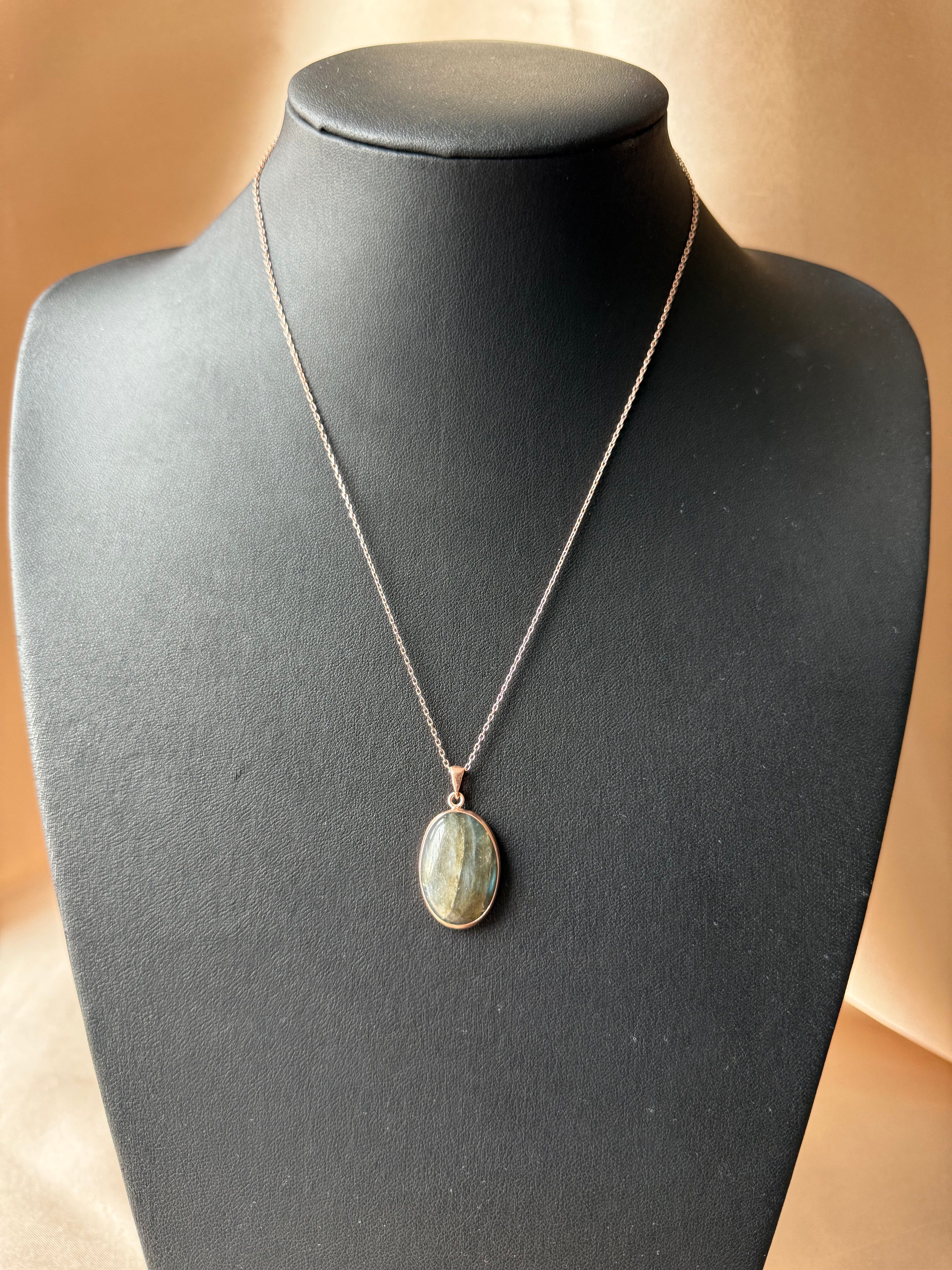 Labradorit Büyük Oval Rose Gold Kolye