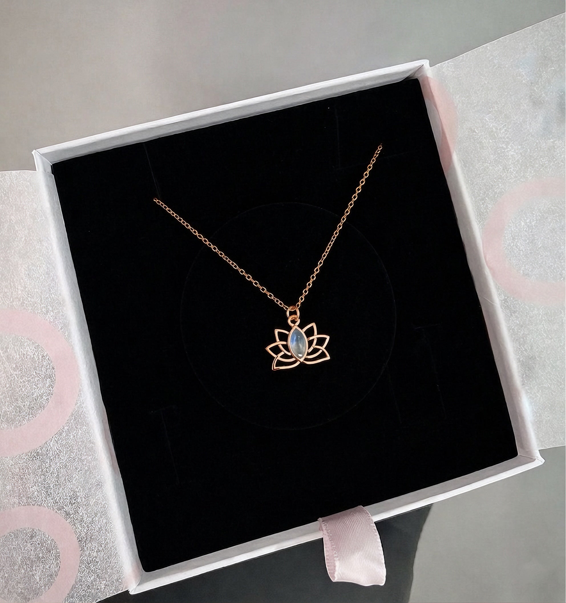 Ay Taşı Minimal Lotus Rose Gold Kolye