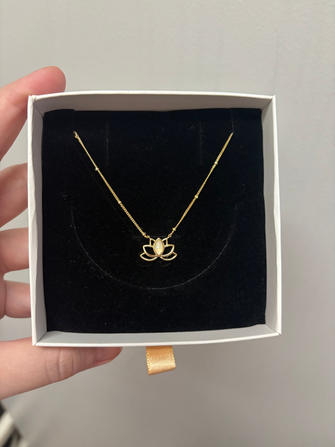 Ay Taşı Minimal Lotus Gold Kolye