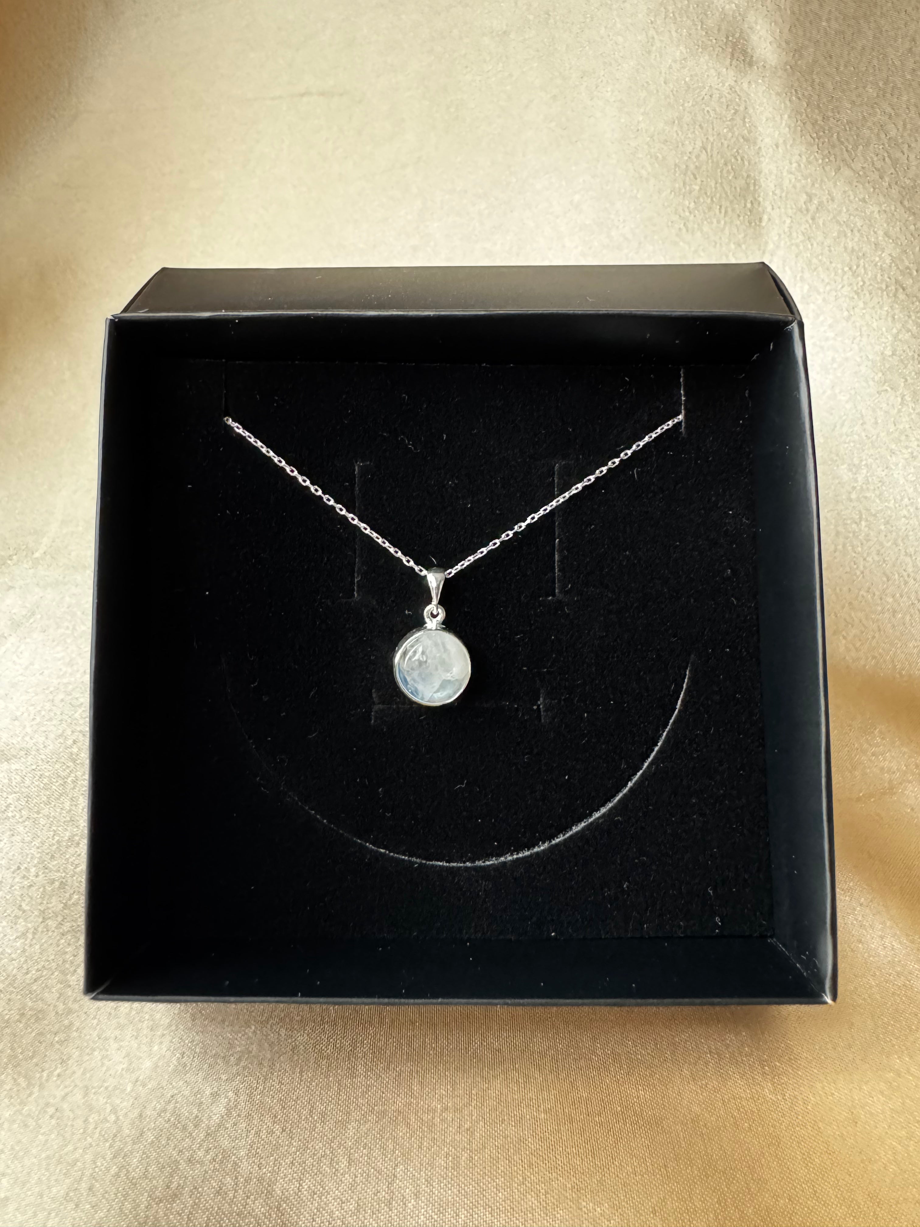 Ay Taşı Yuvarlak Gümüş Kolye