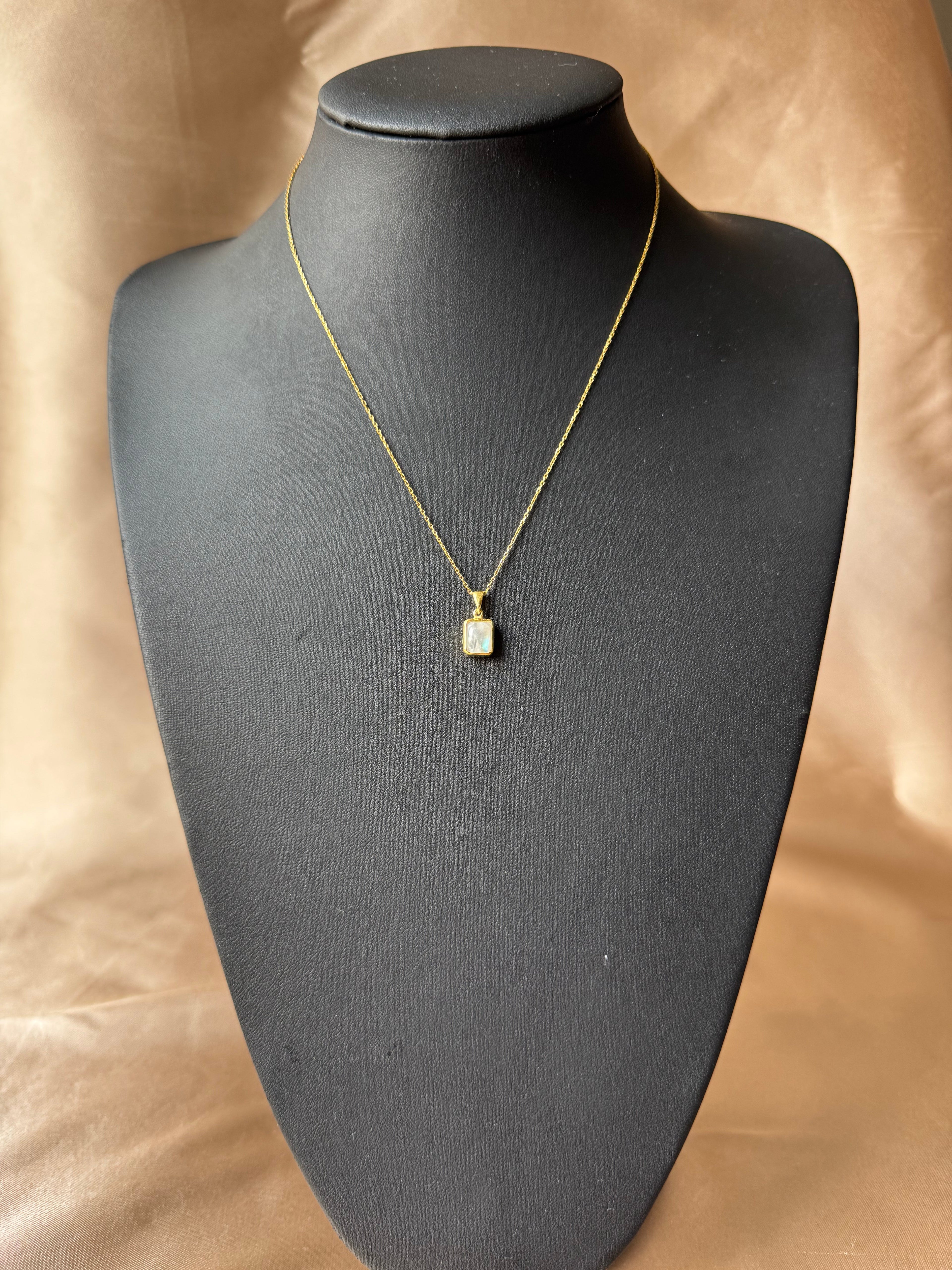 Ay Taşı Minimal Dörtgen Gold Kolye