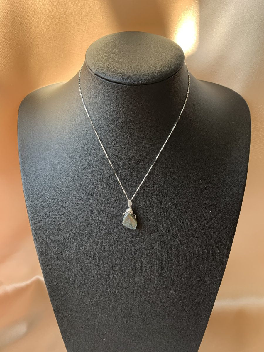 Labradorit Burgu Kolye