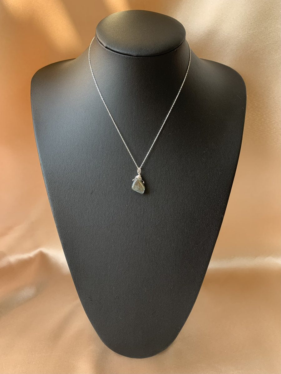 Labradorit Burgu Kolye