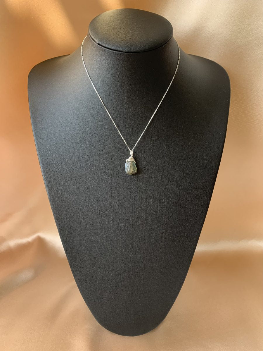 Labradorit Burgu Kolye