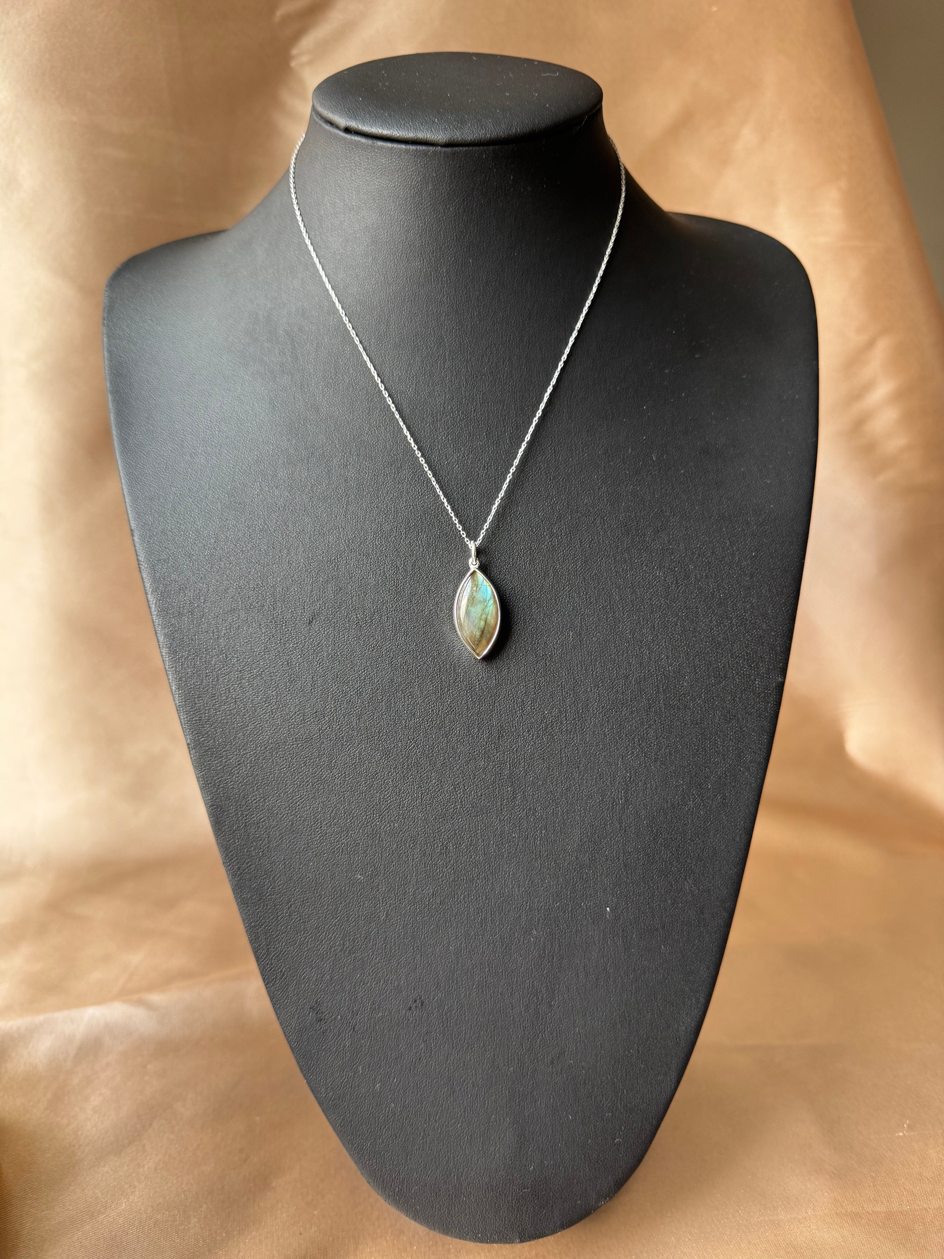 Labradorit Markiz Gümüş Kolye