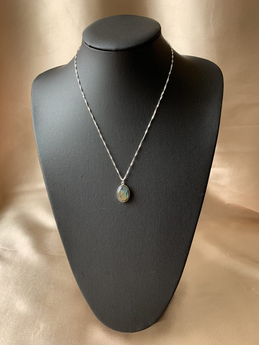 Labradorit Büyük Oval Gümüş Burgu Zincirli Kolye