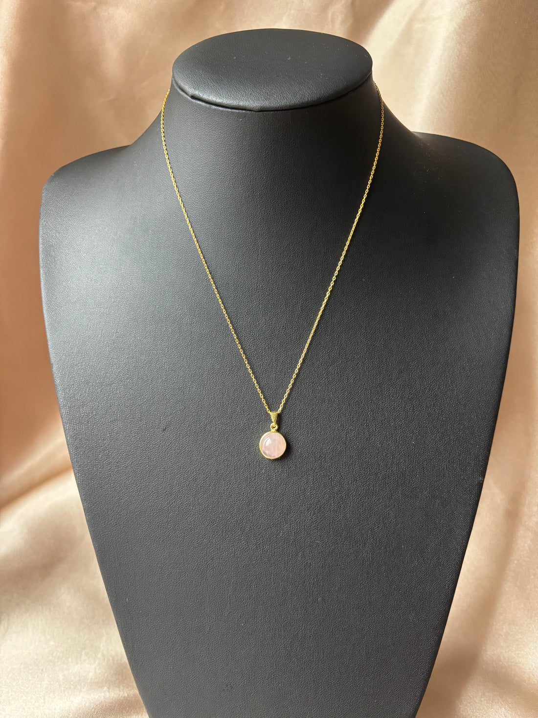 Pembe Kuvars Yuvarlak Gold Kolye