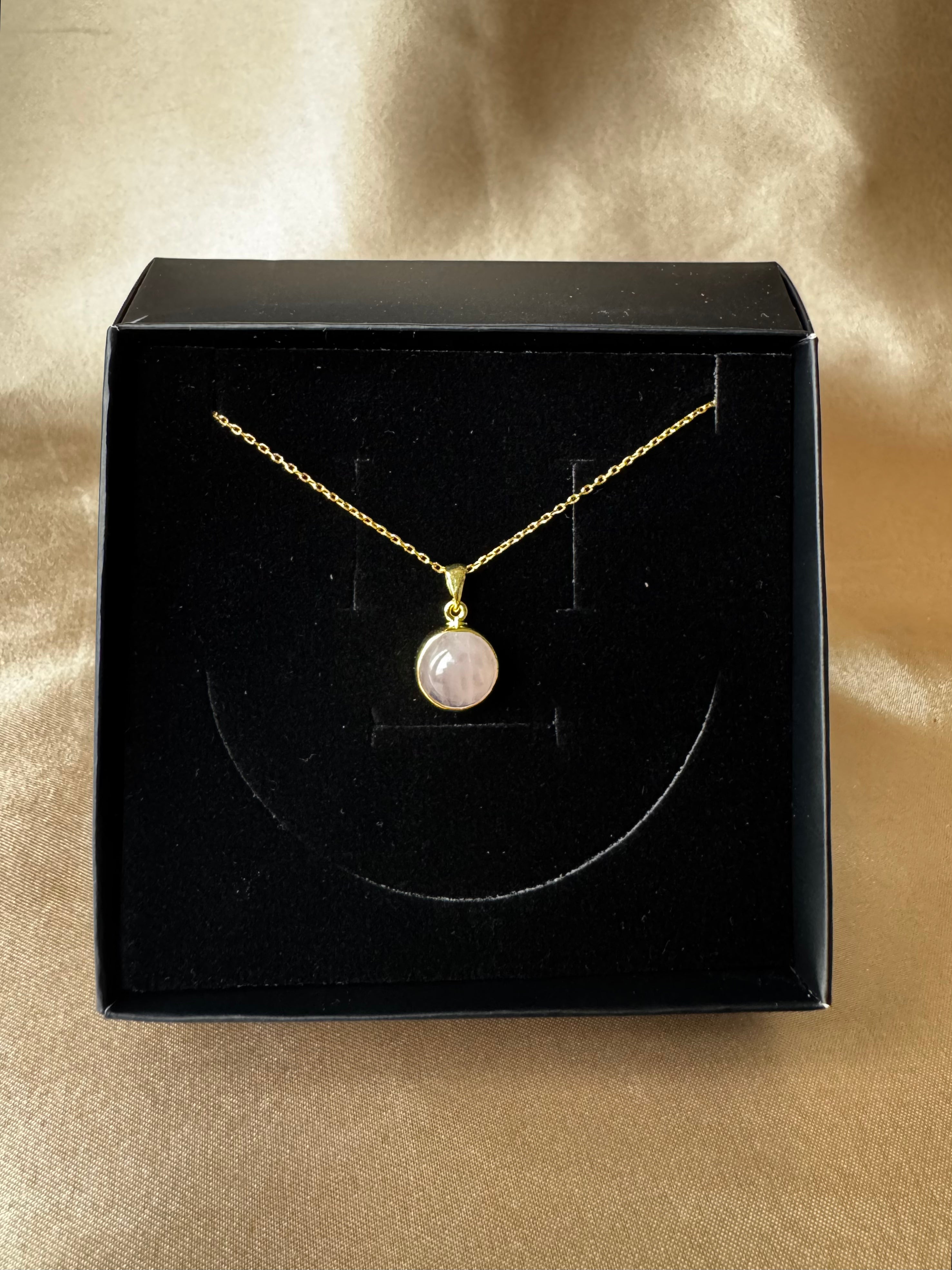 Pembe Kuvars Yuvarlak Gold Kolye