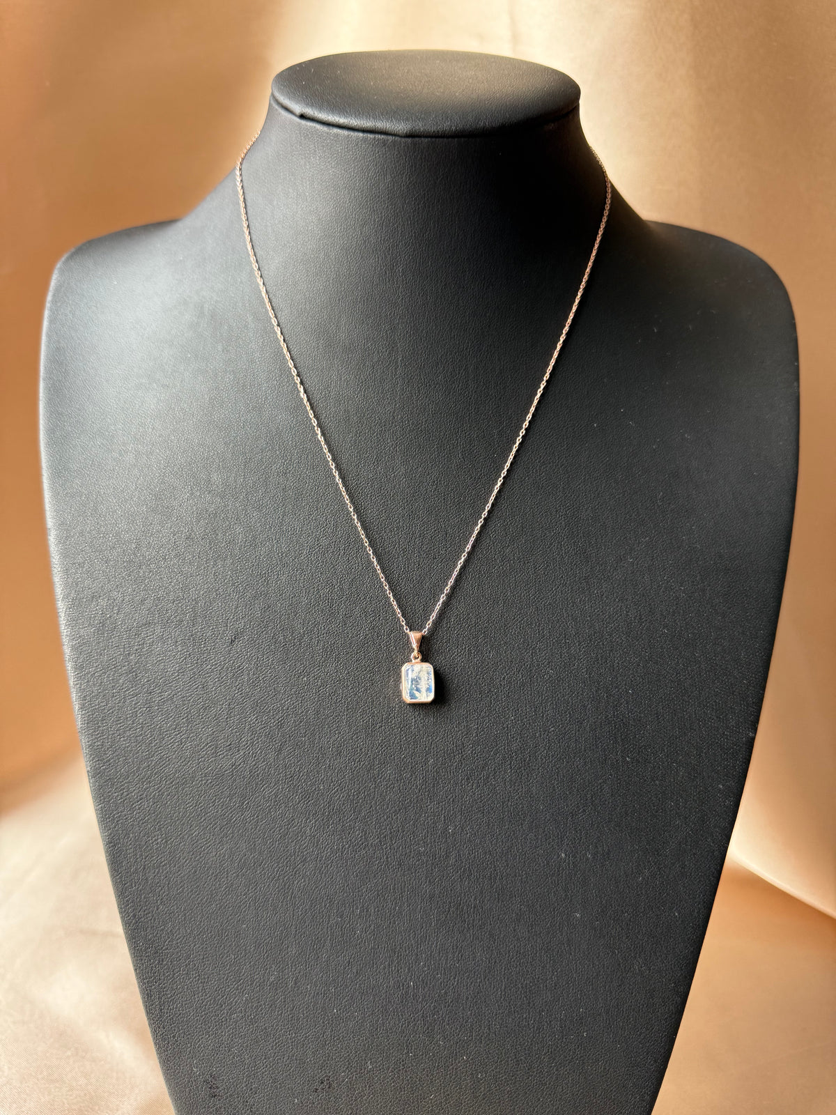 Ay Taşı Minimal Dörtgen Rose Gold Kolye