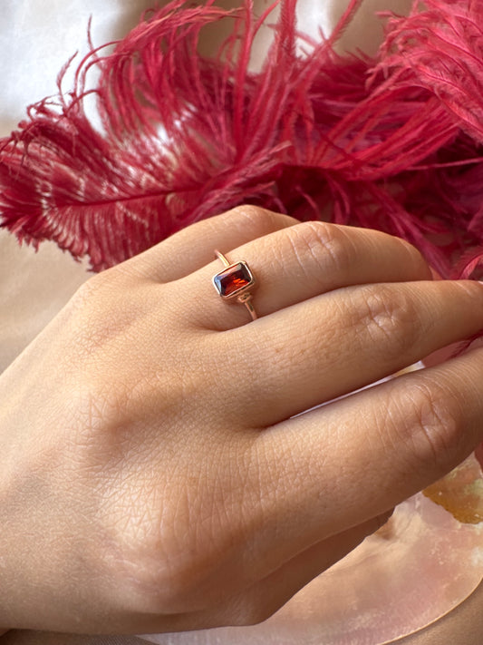 Lal Taşı (Garnet) Tina Rose Gold Yüzük