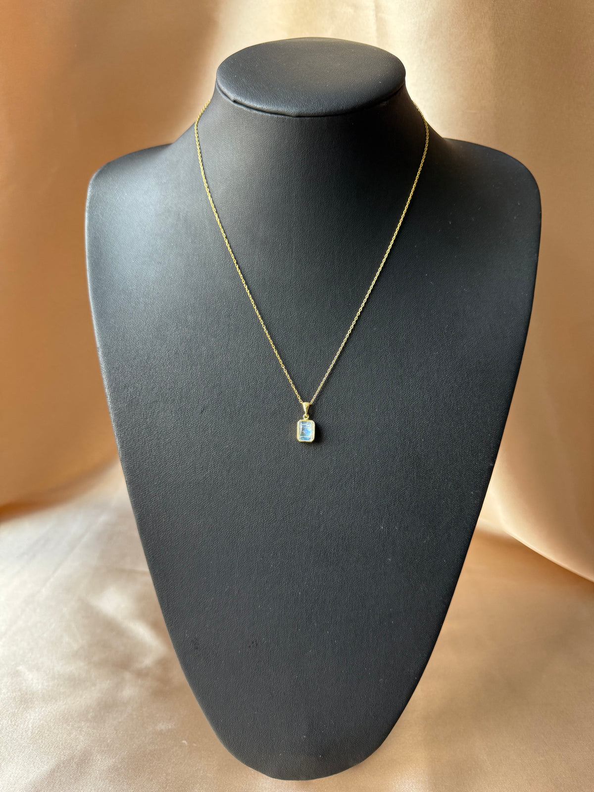 Ay Taşı Minimal Dörtgen Gold Kolye
