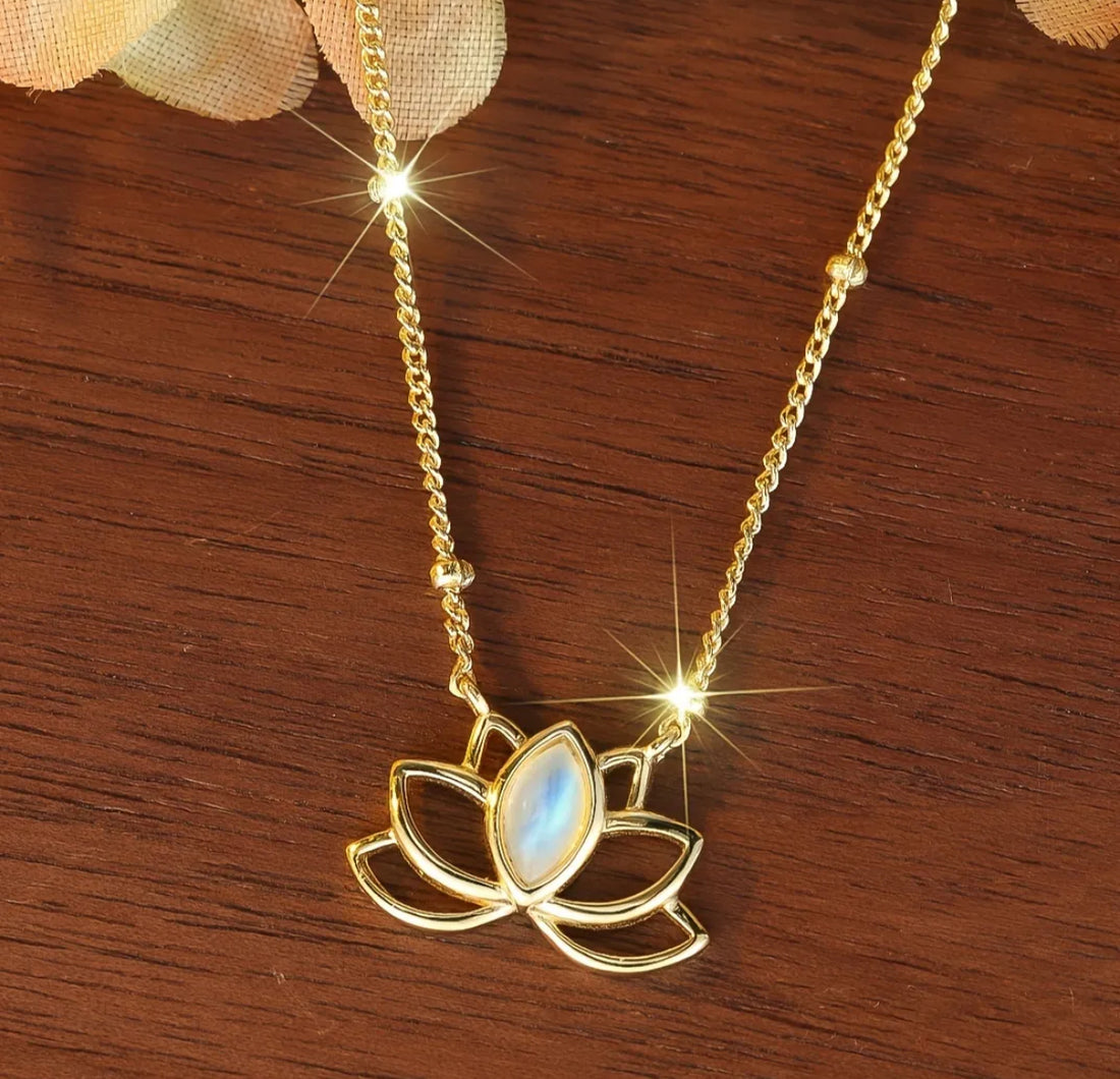 Ay Taşı Minimal Lotus Gold Kolye