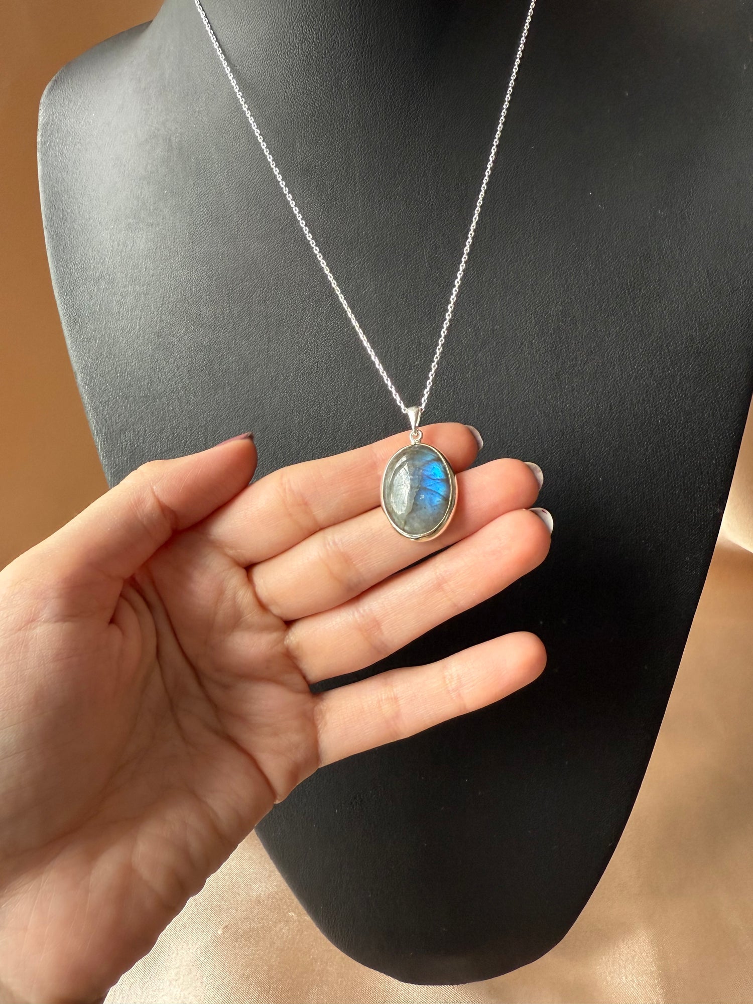 Labradorit Büyük Oval Gümüş Kolye