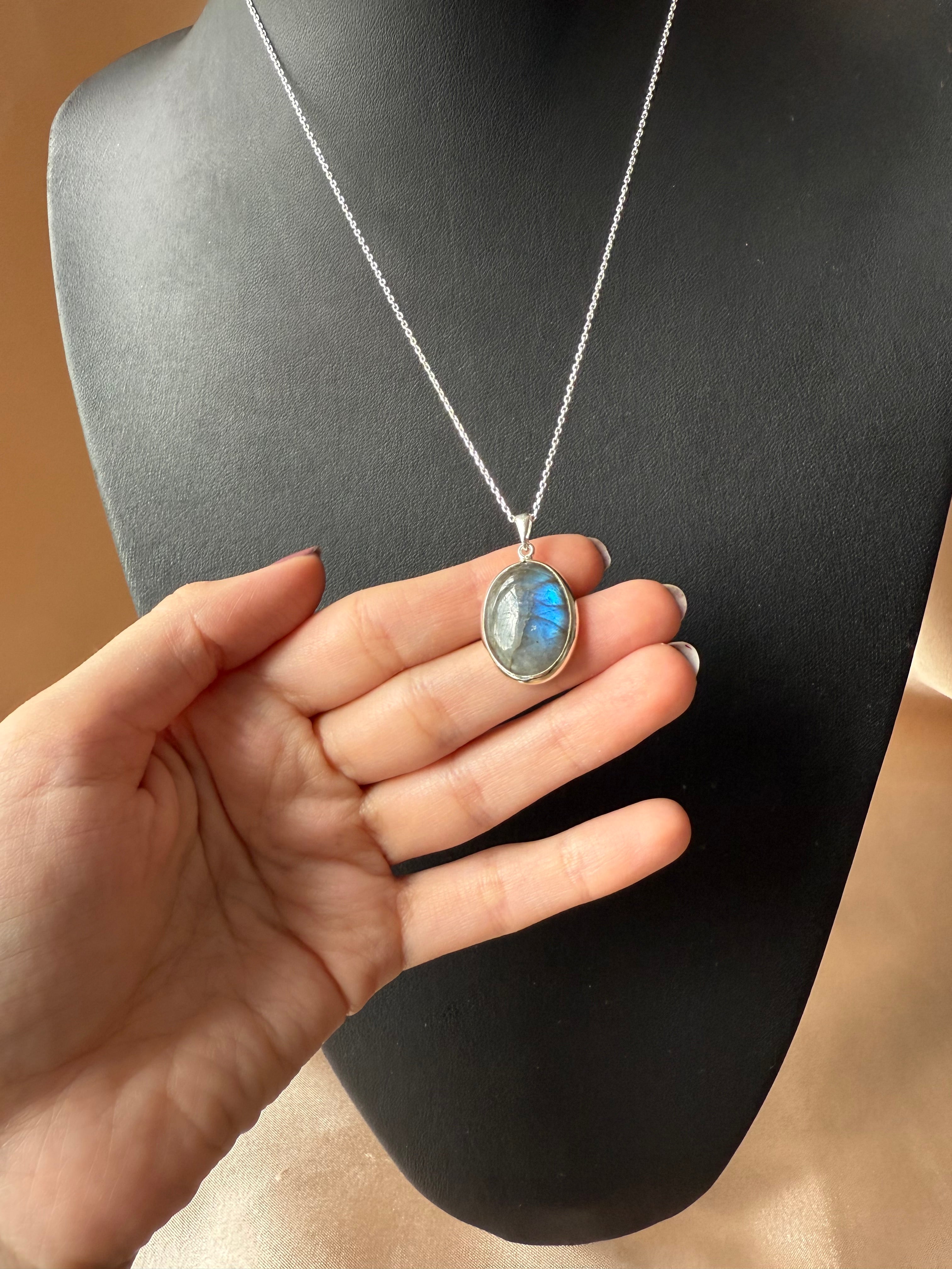 Labradorit Büyük Oval Gümüş Kolye