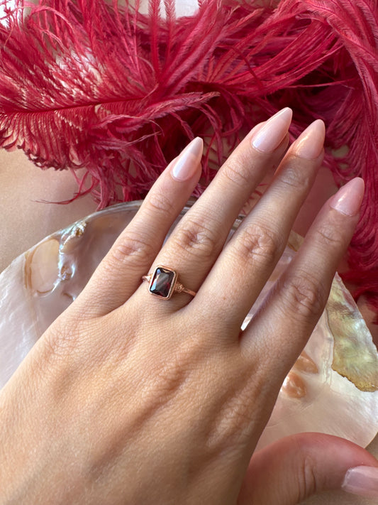 Lal Taşı (Garnet) Dörtgen Rose Gold Yüzük