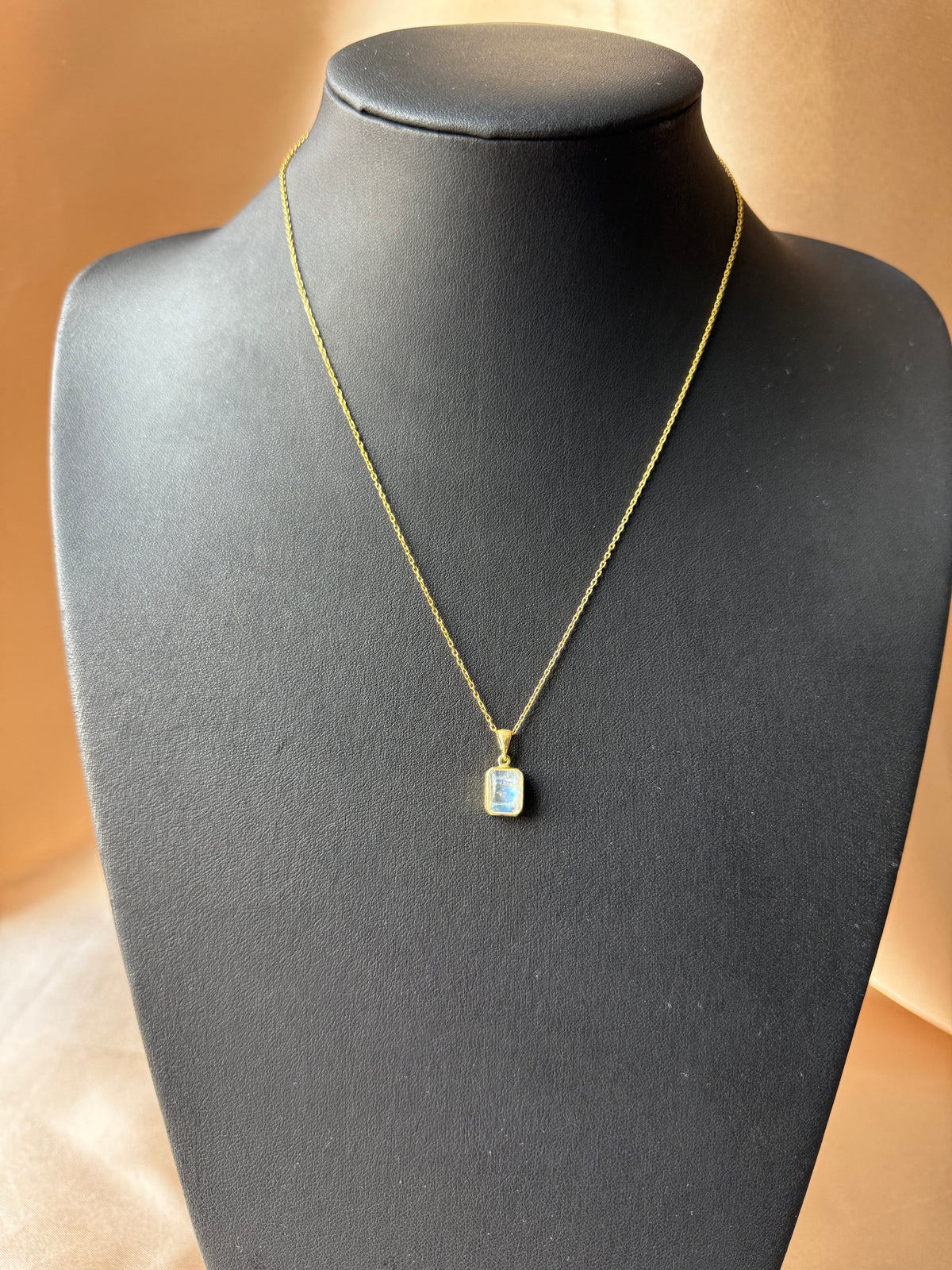 Ay Taşı Minimal Dörtgen Gold Kolye