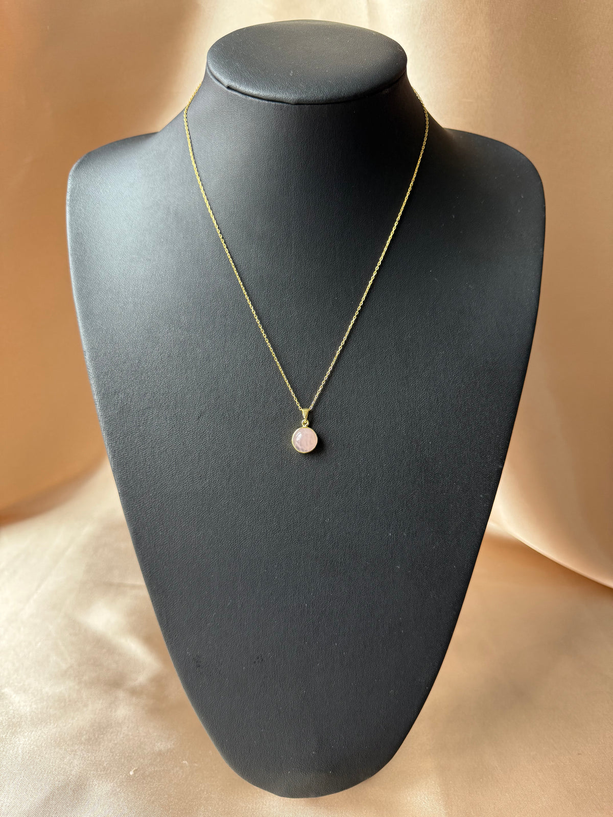Pembe Kuvars Yuvarlak Gold Kolye