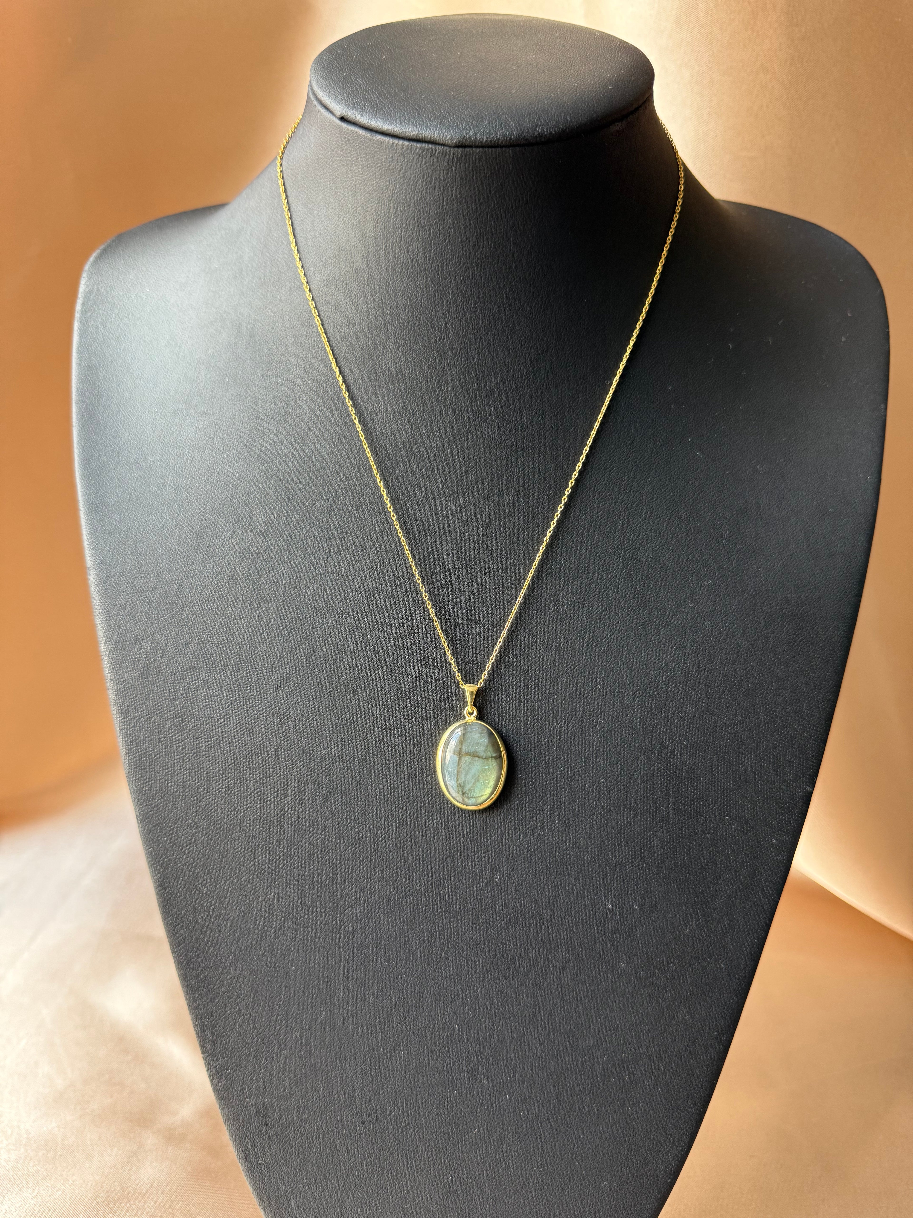 Labradorit Büyük Oval Gold Kolye