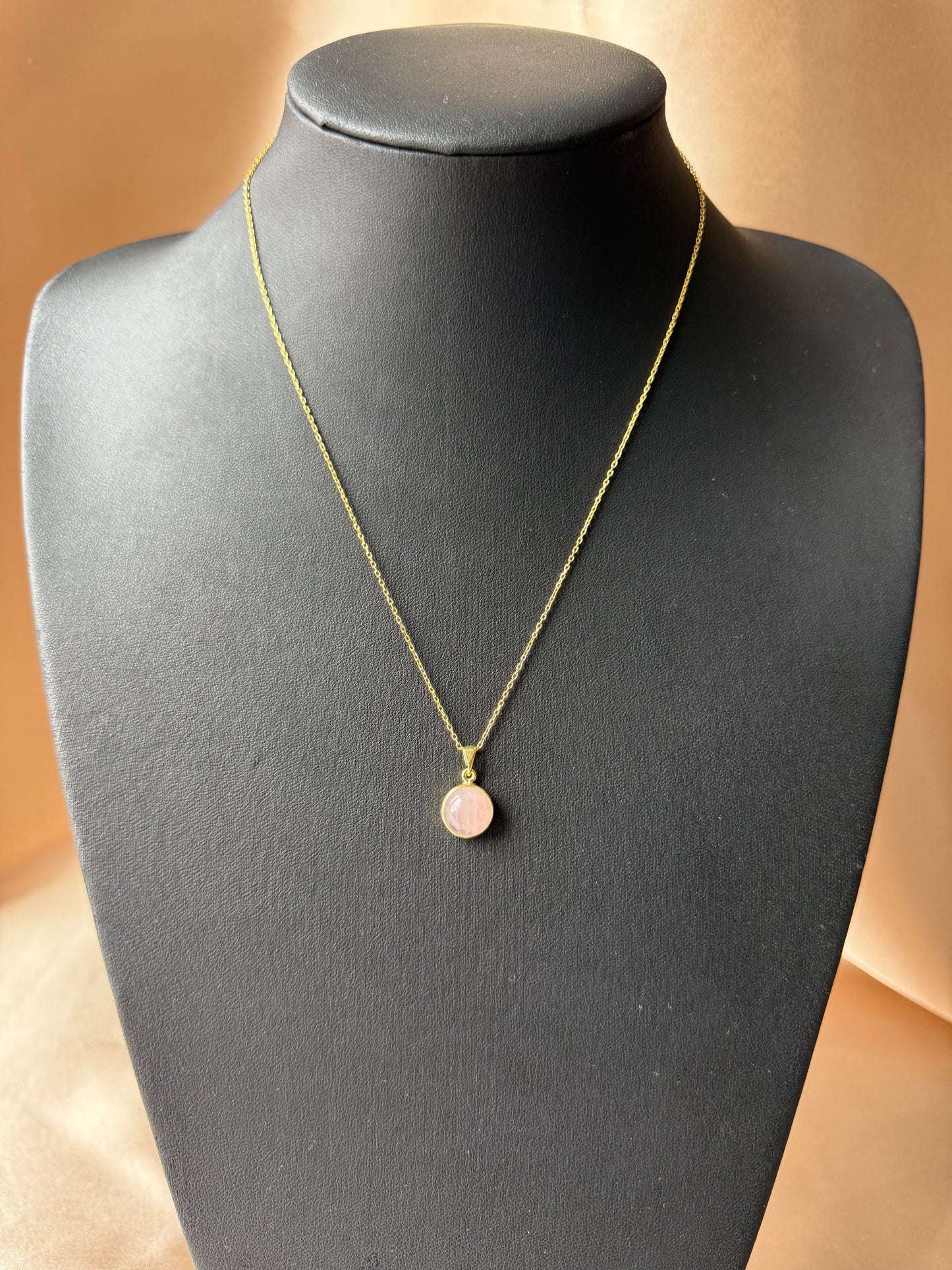 Pembe Kuvars Yuvarlak Gold Kolye