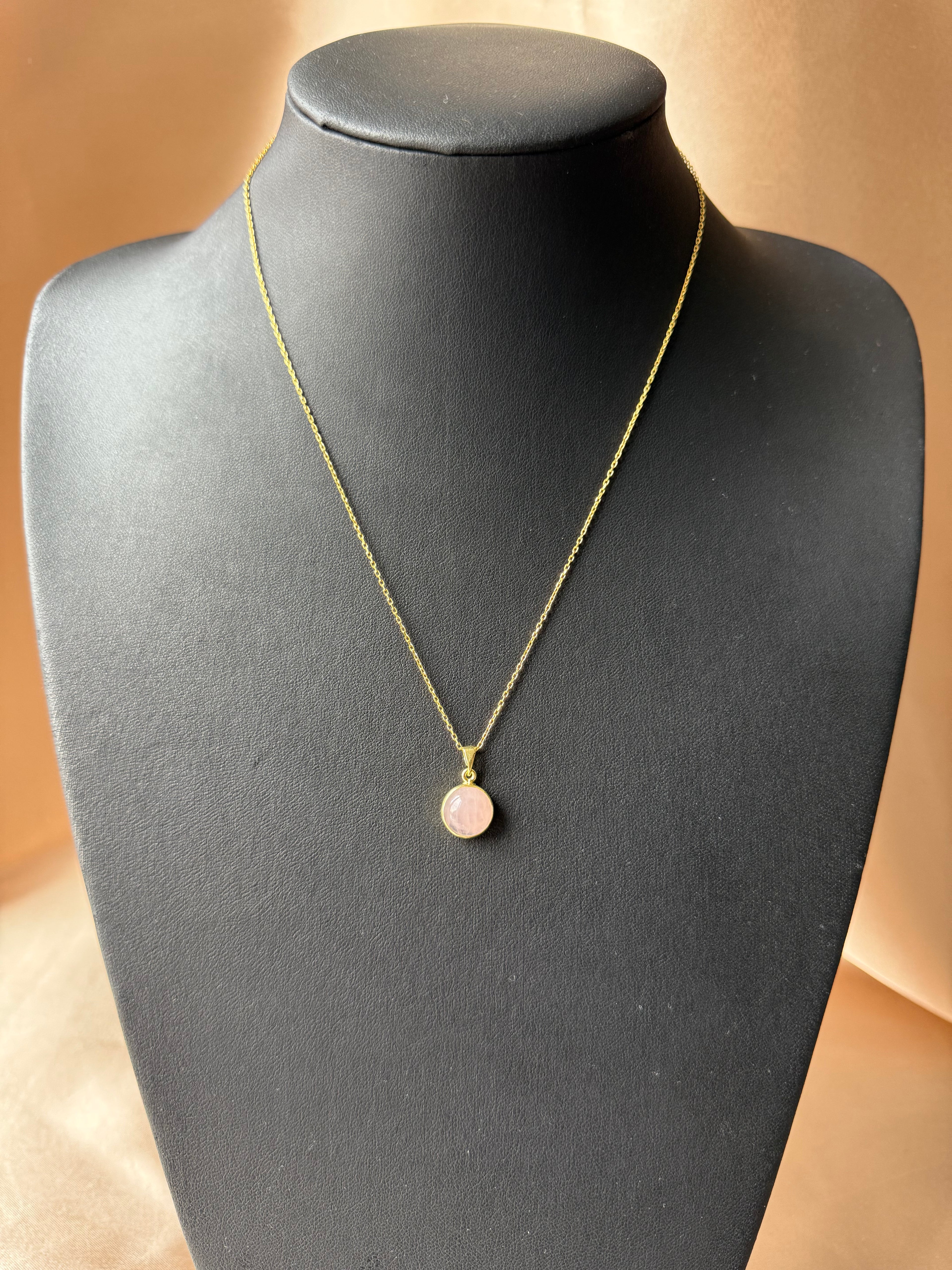 Pembe Kuvars Yuvarlak Gold Kolye