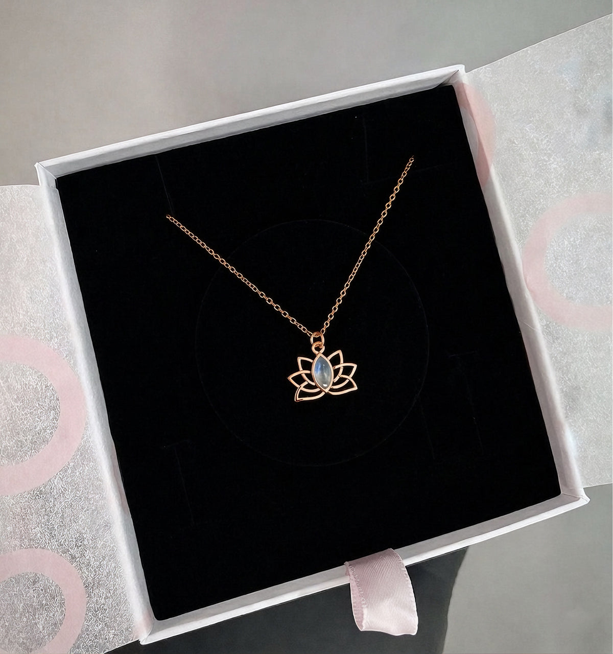 Ay Taşı Minimal Lotus Rose Gold Kolye