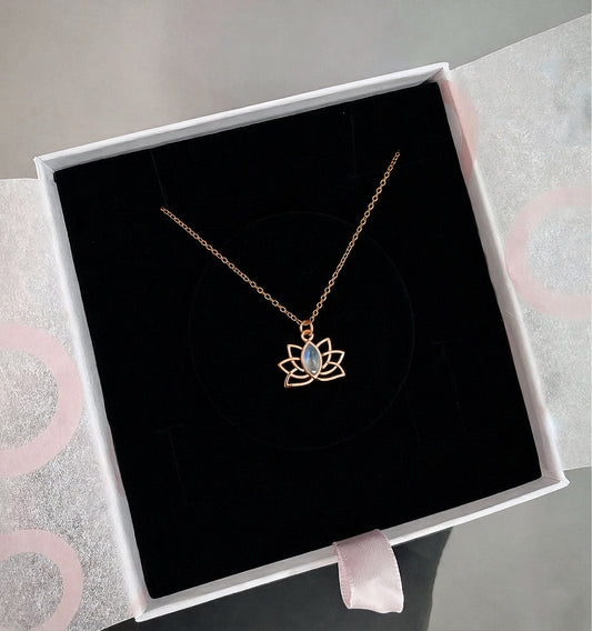 Ay Taşı Minimal Lotus Rose Gold Kolye