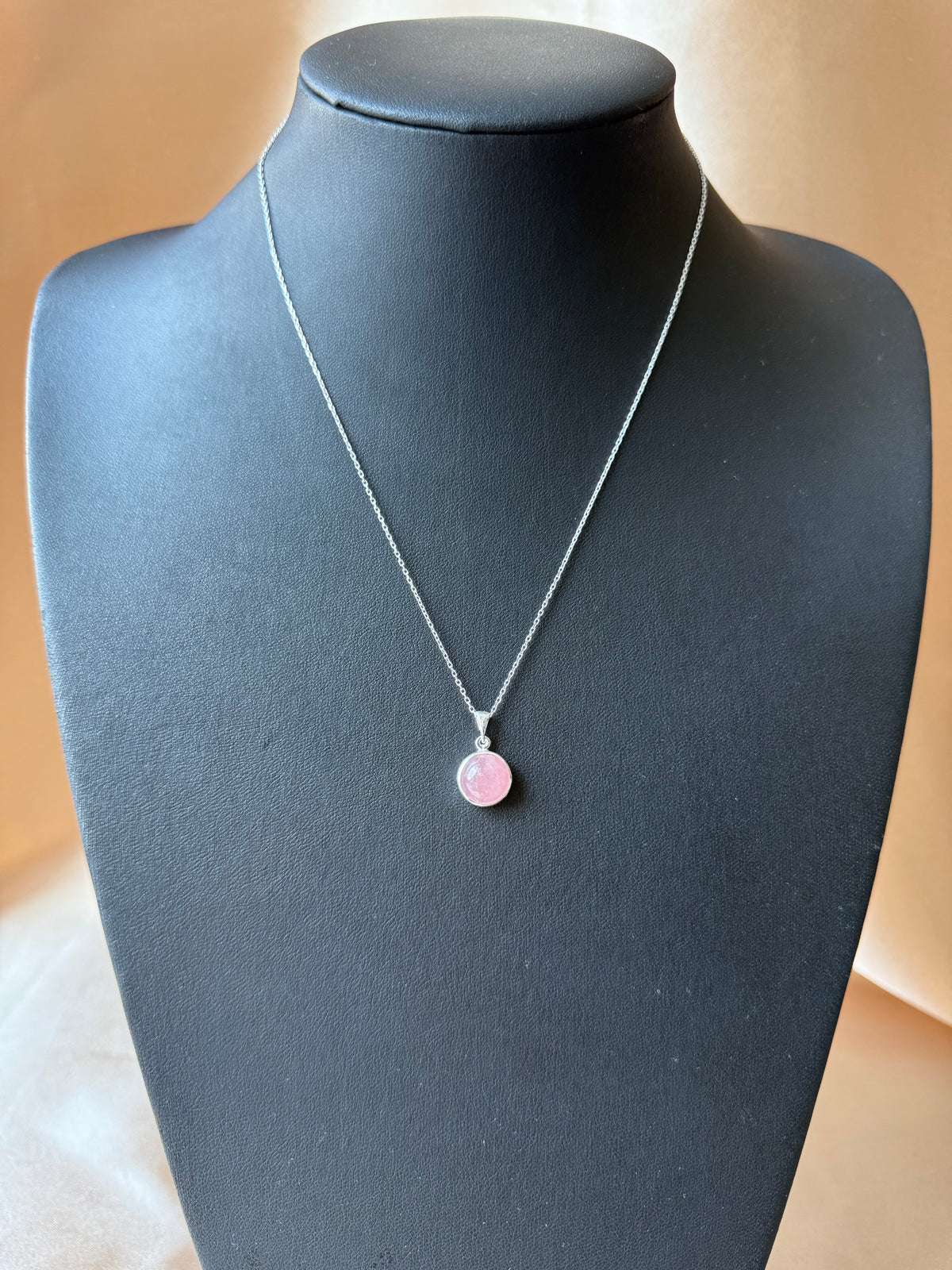 Pembe Kuvars Yuvarlak Gümüş Kolye