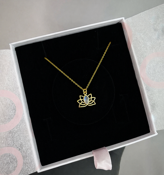 Ay Taşı Minimal Lotus Gold Kolye