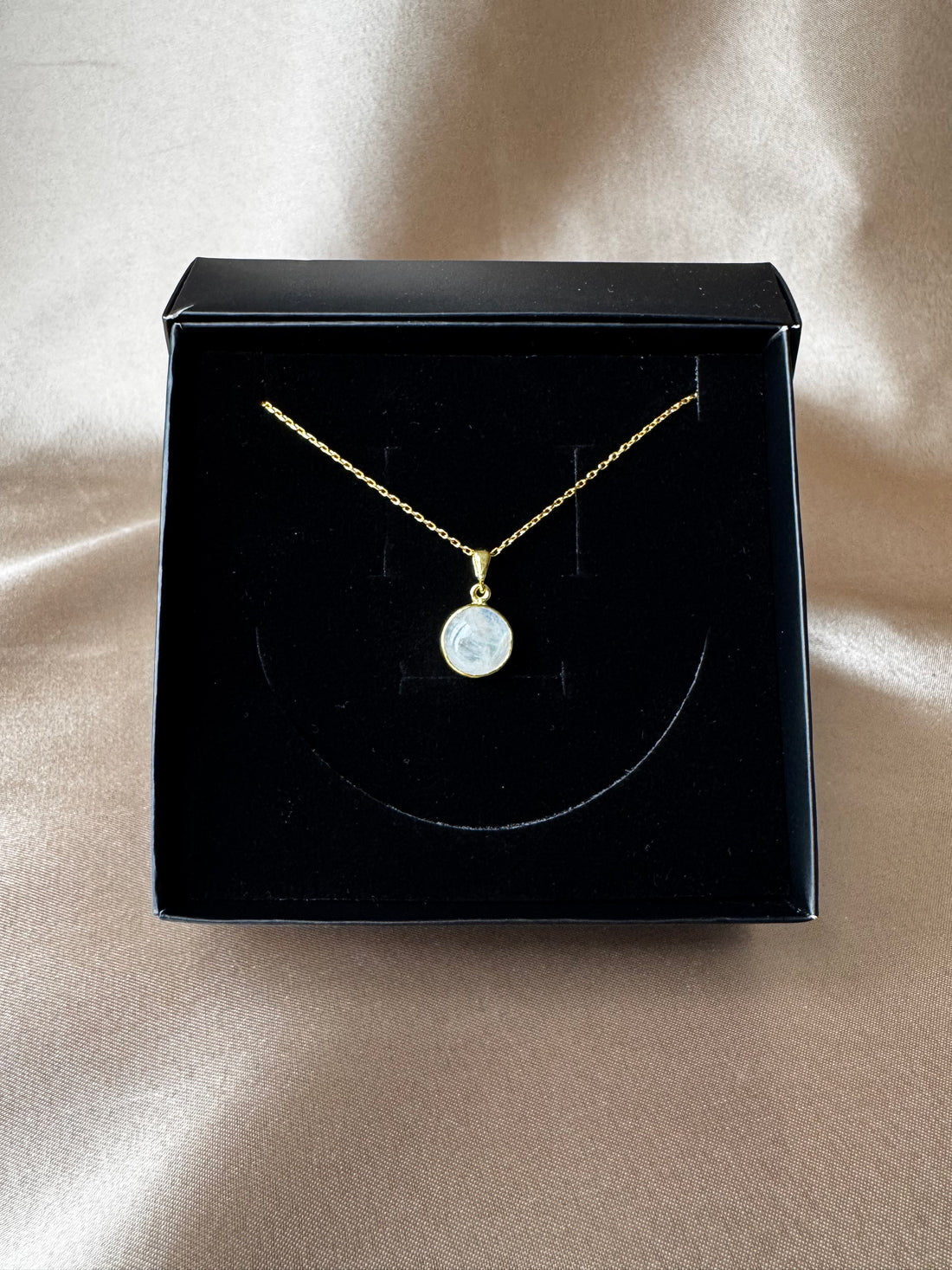 Ay Taşı Yuvarlak Gold Kolye
