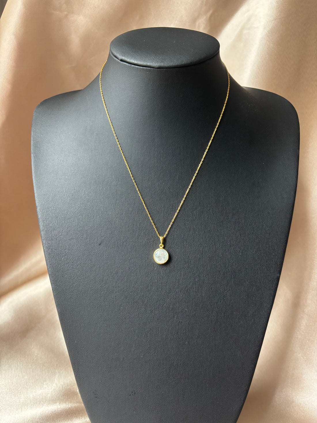 Ay Taşı Yuvarlak Gold Kolye