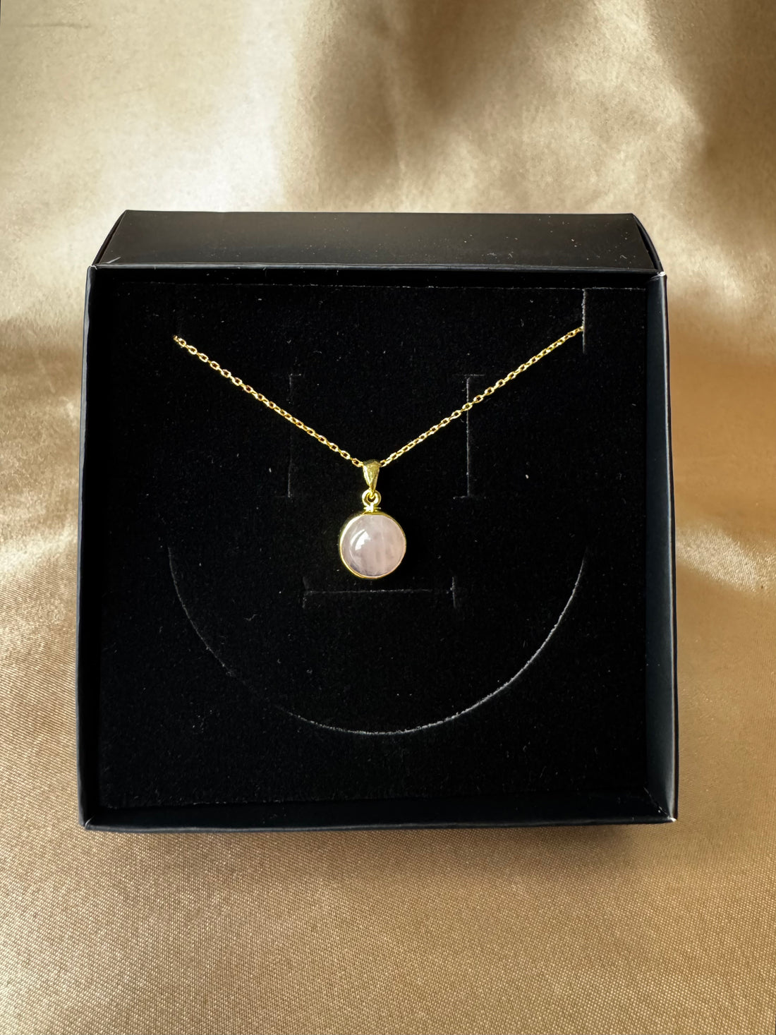 Pembe Kuvars Yuvarlak Gold Kolye